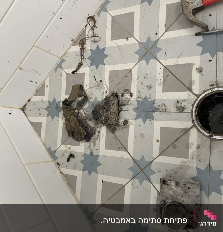 כלי עבודה לניקוי סתימה ברצפת חדר אמבטיה